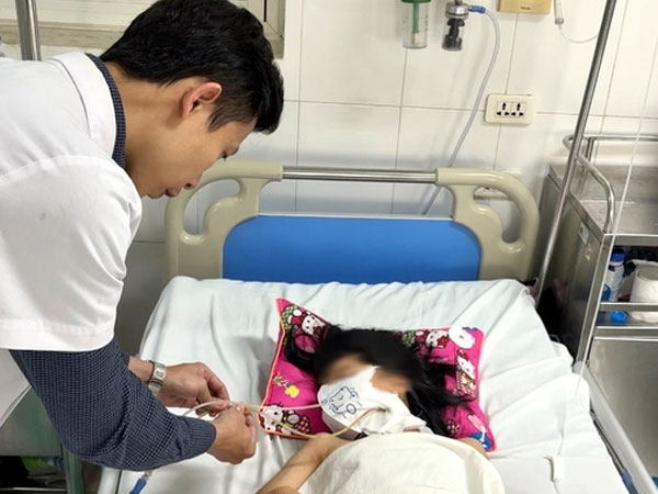 Bé gái bị chó nhà nuôi 12 năm cắn thủng thực quản