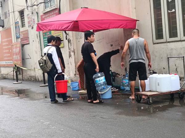 Cảnh tượng lạ tại 1 chung cư hàng nghìn người ở Hà Nội: Phải xếp hàng đi xách từng xô nước sạch