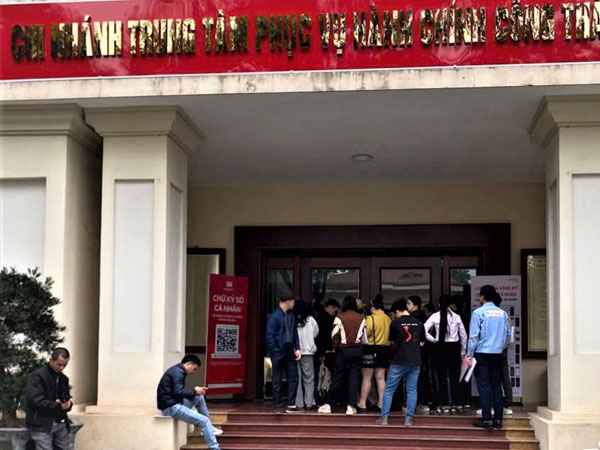 Người dân 'đổ xô' đi làm thủ tục đăng ký đất đai vì lo không còn cấp huyện