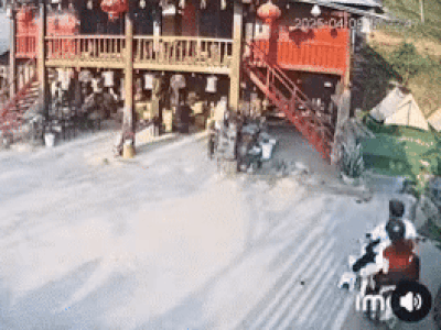 Kinh hoàng clip xe máy chở đôi nam nữ 'lao như tên bắn' vào nhà sàn, dân mạng đổ dồn sự chú ý vào tình trạng của cô gái