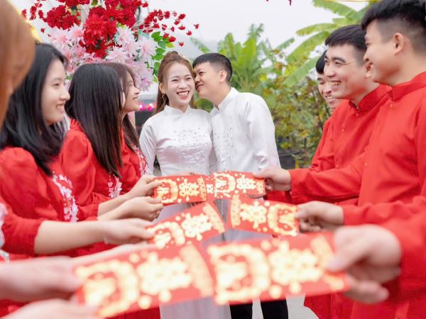Người đàn ông Thanh Hóa cưới cô gái kém 19 tuổi sau màn 'tấn công' thần tốc