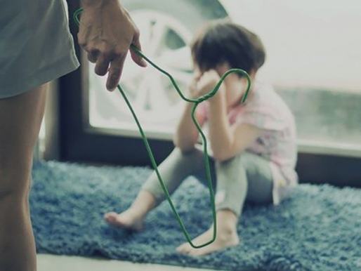 Cháu gái bỗng khóc thét khi bị chạm vào lưng, bà nội bật khóc khi phát hiện sự thật sau lớp áo