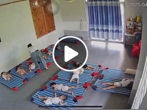 Kinh hoàng clip giáo viên xách ngược chân trẻ 20 tháng tuổi, đánh đập dã man