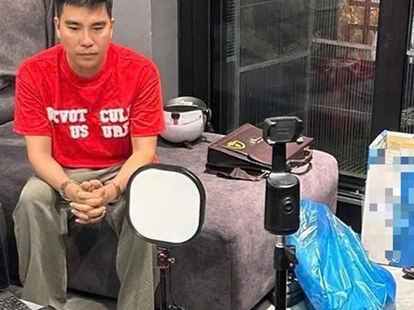 Bất ngờ Facebook 'Dưỡng Dướng Dường' vẫn trực tiếp cảnh trao gạo cho người khó khăn