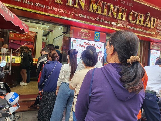 Xếp hàng mua vàng giá 104 triệu đồng, người phụ nữ tiếc 'đứt ruột' vì lúc vàng thấp chồng cản không mua