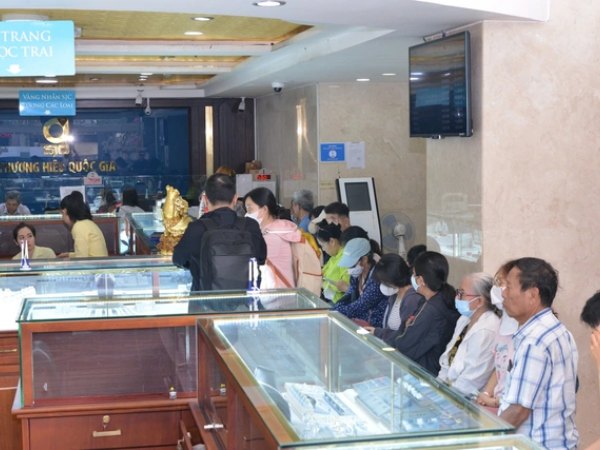 Xếp hàng để bán vàng khi giá vượt 106 triệu đồng/lượng