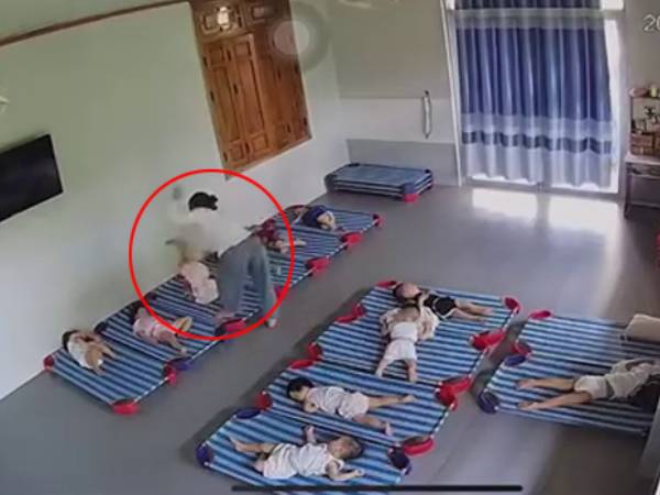 Bảo mẫu tới nhà xin lỗi, bé 20 tháng tuổi thấy bóng cô đã khóc thét lên