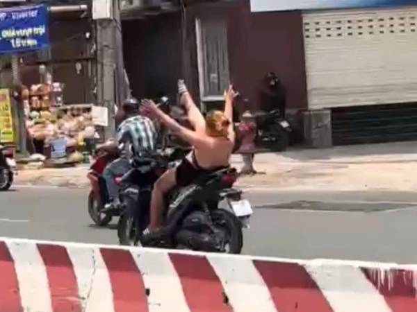 Clip cô gái mặc áo yếm, lái xe như diễn xiếc trên đường phố TPHCM