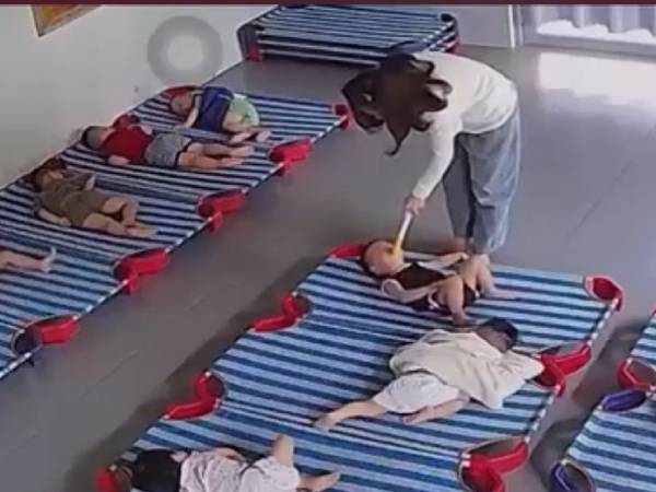 Clip trẻ mầm non bị xách ngược chân, hành hạ dã man: Chủ cơ sở mầm non khóc lóc, xin lỗi vì lỡ tay, nói lý do khó chấp nhận
