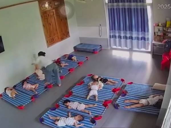 Trẻ 20 tháng bị bảo mẫu bạo hành: Tối thường hay có biểu hiện lạ, hoảng sợ