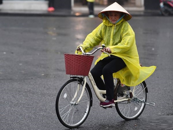Dự báo thời tiết 12/4/2025: Không khí lạnh tràn về, Hà Nội mưa rào và giông