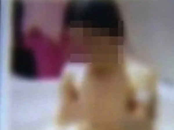 Dùng các video, hình ảnh nhạy cảm để níu kéo tình cảm với bạn gái