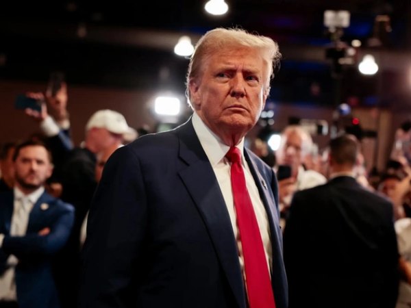 Tổng thống Donald Trump gia hạn trừng phạt Nga