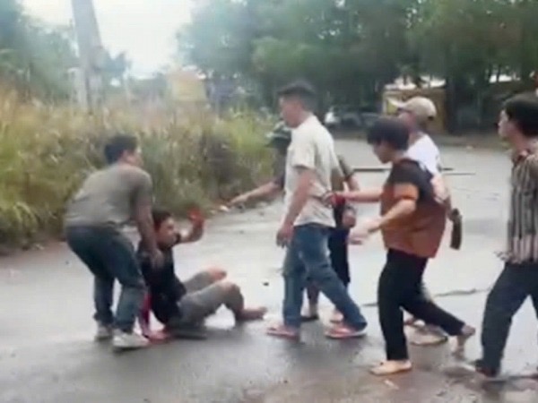 Mâu thuẫn khi lùi ô tô, 3 người bị chém trọng thương