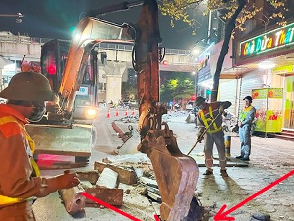 Soi đèn trong đêm để xén dải phân cách, mở rộng nút giao chống ùn tắc tại Hà Nội