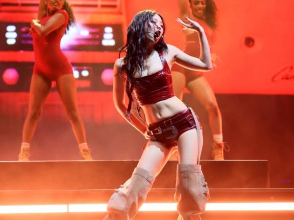 Jennie tại Coachella 2025: Hát rap không ra hơi, bị yêu cầu tắt backtrack và về luyện tập lại!