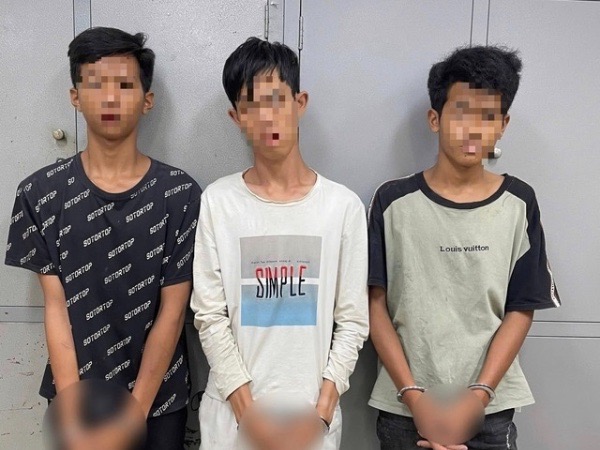 Lợi dụng đêm tối, 3 đối tượng cướp tài sản của người phụ nữ 53 tuổi