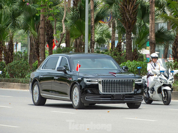 Đoàn xe chở Tổng Bí thư, Chủ tịch nước Trung Quốc Tập Cận Bình trên phố Hà Nội