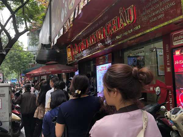 Xếp hàng 2 giờ chờ mua, người Hà Nội 'gom' từng chỉ vàng giữa cơn sốt giá