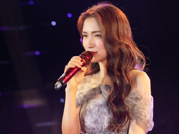 Hòa Minzy gặp sự cố