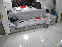 Chơi với lửa, bé gái đốt luôn chiếc ghế sofa trong phòng khách