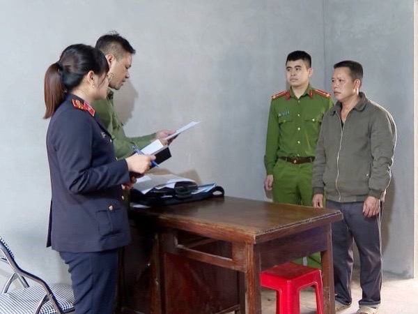 Khởi tố đối tượng giấu súng, đạn trong chuồng lợn