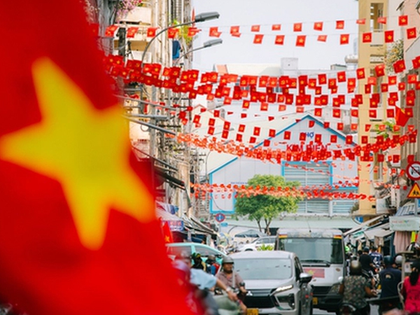 Chùm ảnh: 30/4 chưa đến, TP.HCM đã lặng lẽ khoe vẻ đẹp tự hào của tháng Tư