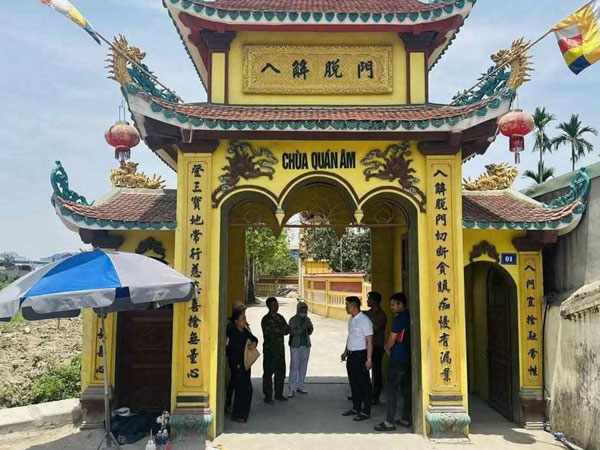 Thi thể trẻ sơ sinh bị cuốn chặt trong áo mưa đặt trước cổng chùa