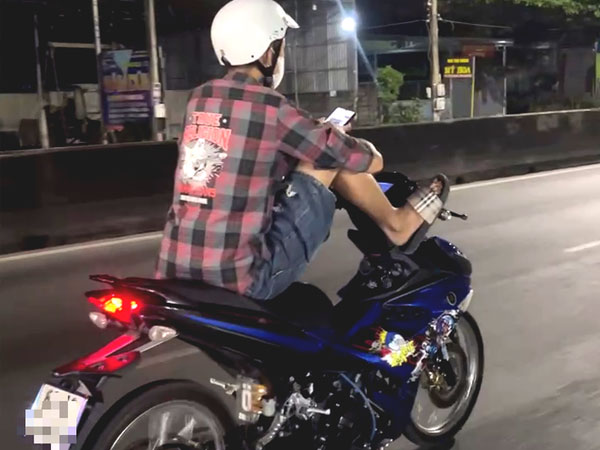 'Diễn sâu' giữa phố, nam thanh niên nhận 'kết đắng' vì coi thường luật giao thông