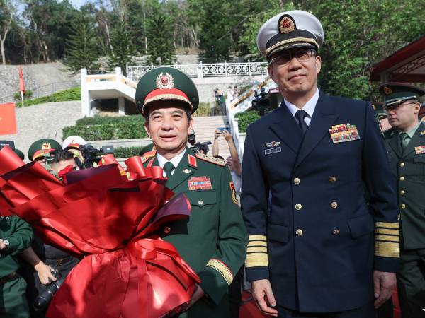 Bộ trưởng Quốc phòng Trung Quốc đón Bộ trưởng Quốc phòng Việt Nam ở biên giới
