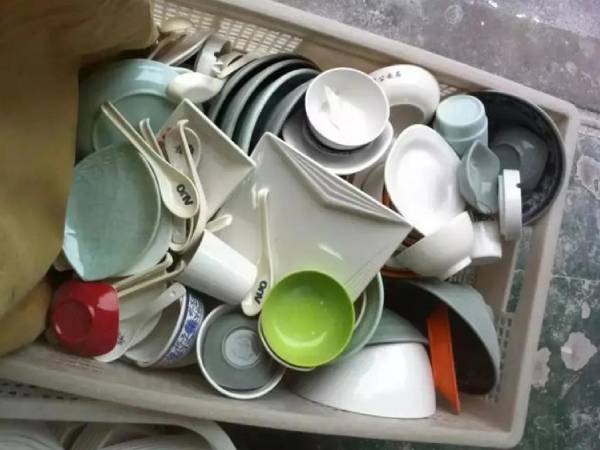 5 đồ dùng nhà bếp này nằm trong 'danh sách đen' đầu độc sức khỏe, hãy vứt chúng đi càng sớm càng tốt!