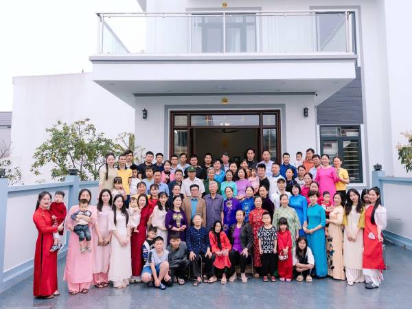 Cụ bà 114 tuổi ở Hà Nội có hơn 100 con cháu, khi sum họp nhà đông như trẩy hội