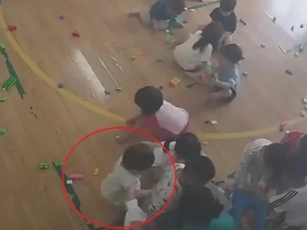 Loạt diễn biến mới vụ giáo viên mầm non đánh bé 22 tháng tuổi