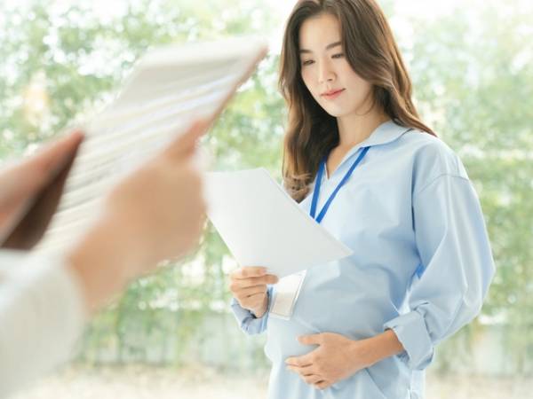 Vô tình gặp lại mẹ chồng cũ sau 5 năm, nhìn bụng bầu nhô ra của tôi mà bà loạng choạng muốn té ngã