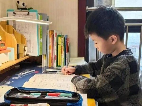 Học sinh lớp 3 viết về 'người tình của bố', cô giáo đỏ mặt, cả lớp hoang mang, đến câu cuối mới vỡ lẽ
