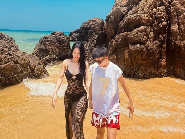 Đỏ mặt với khoảnh khắc hotgirl đội tuyển nữ Việt Nam diện váy hở bạo thân mật với người yêu đồng giới