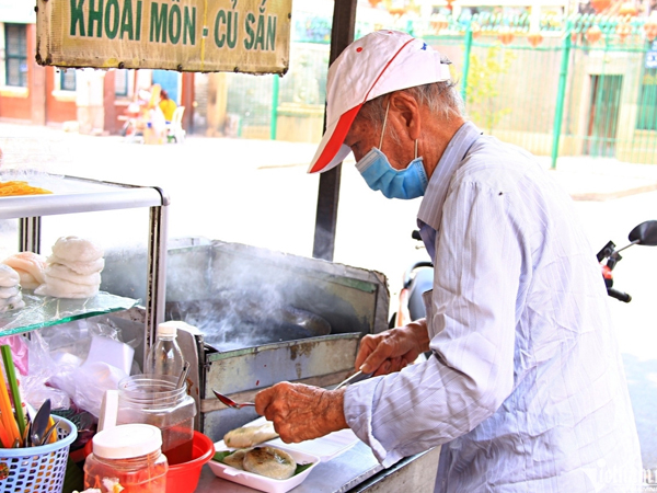Cụ ông U80 gần 30 năm bán bánh trên vỉa hè, thẫn thờ khi khách hỏi về vợ