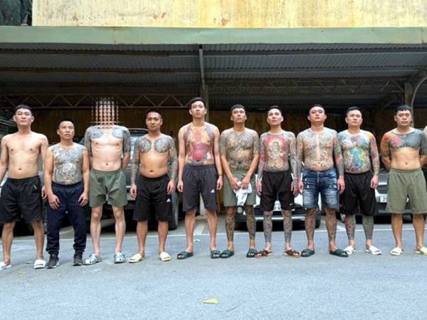 Bắt Hải 'lé' cùng 8 đàn em, thu giữ nhiều súng đạn