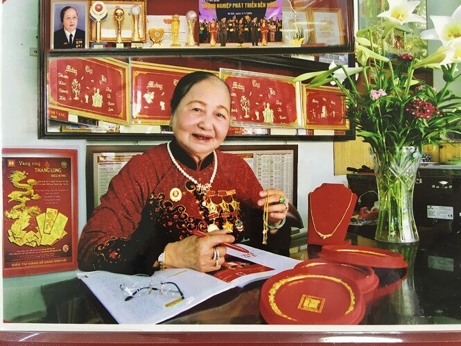 Người phụ nữ bán ốc luộc ở chợ Văn Điển trở thành 'trùm' buôn VÀNG, đứng sau loạt thương hiệu lớn nhất Hà Nội