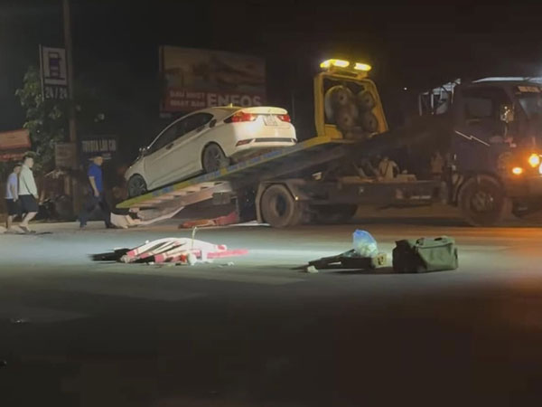 Xe máy đối đầu ô tô, 3 thanh niên bị hất văng lên cao, văng xa vài mét