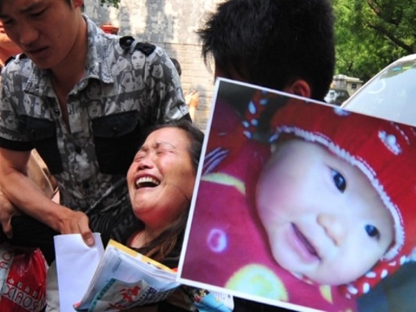'Tội ác nối tiếp tội ác' trong chuỗi bê bối sản xuất sữa giả ở Trung Quốc