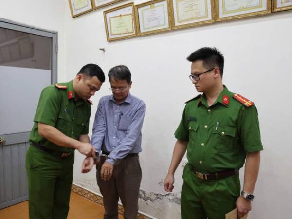 [ẢNH] Bắt, khám xét khẩn cấp kiểm định viên, lãnh đạo Trung tâm Kiểm định Kỹ thuật an toàn khu vực II