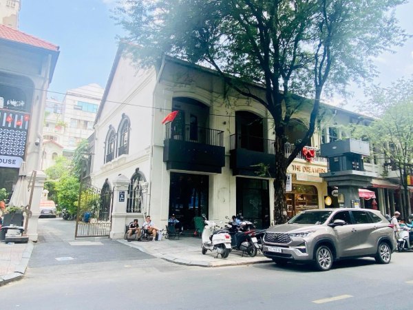 8 tháng sau khi Starbucks Reserve trả mặt bằng, chủ 'đất vàng' Hàn Thuyên vẫn ế: 'Mất' 5,6 tỷ đồng vì muốn nâng giá lên 750 triệu/tháng