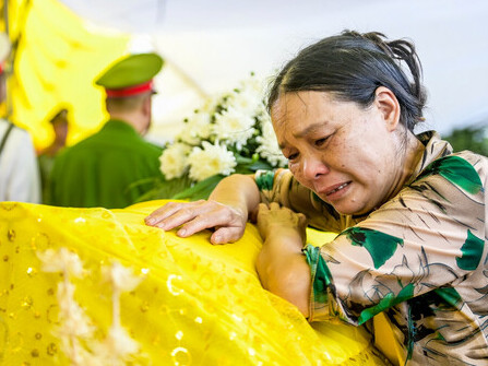 Thắt lòng hình ảnh mẹ ôm linh cữu Thiếu tá hy sinh khi đánh án ma túy