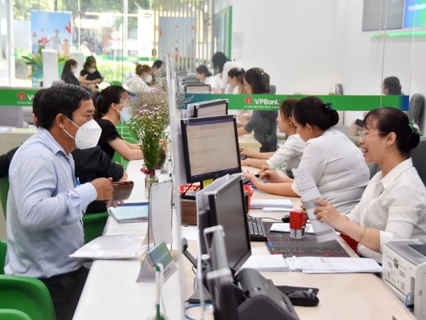 Lý do các ngân hàng tính chuyện cắt giảm nhân sự