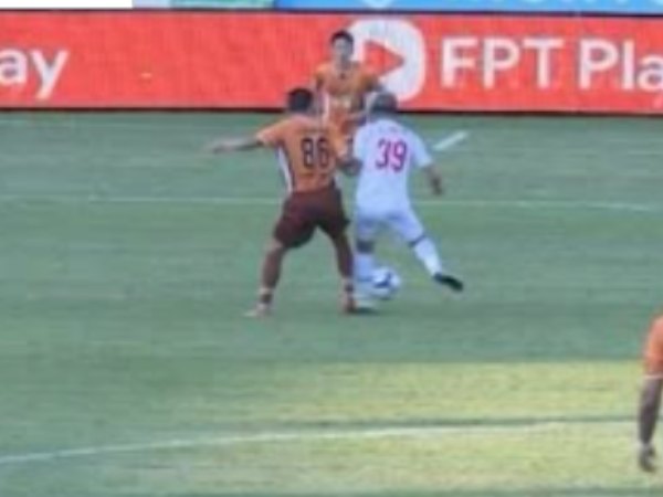 HAGL dọa kiện trọng tài V.League, phản ứng ồn ào trên mạng xã hội, cãi nhau tay đôi với CĐV