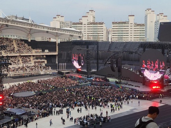 Hình ảnh concert buồn thiu nói lên 1 sự thật về nhóm nữ từng lấn lướt BLACKPINK?