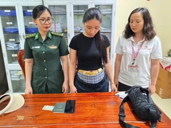 Người phụ nữ quấn 4 kg vàng ở bụng, không khai báo khi qua cửa khẩu quốc tế