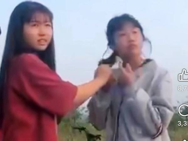 Nữ sinh lớp 8 bị đánh hội đồng, quay clip tung lên mạng
