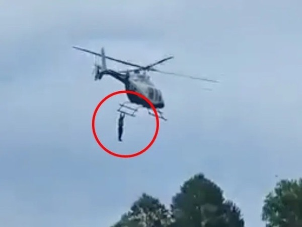 Video: Người đàn ông bám vào càng trực thăng, lơ lửng giữa không trung